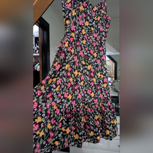Old Navy Dresses & Skirts - Old Navy Floral Smocked Dress, ruffed hemline. Size M.